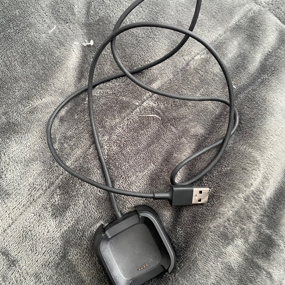 Fitbit Versa - Picture 2 of 3